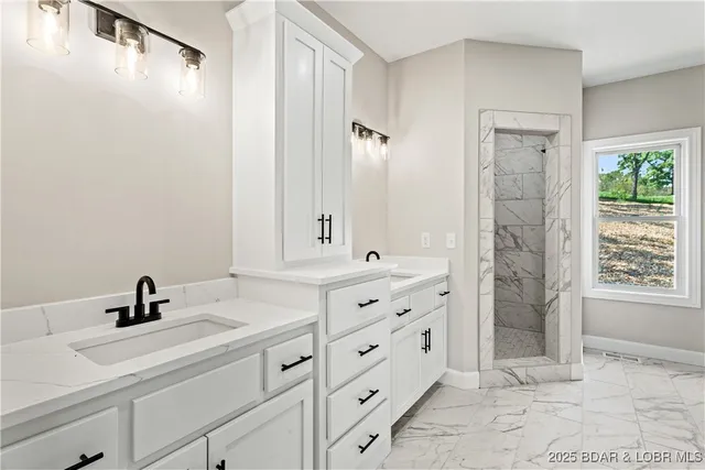 $875,000 | 77 Lakeway Lane, Climax Springs, MO 65324