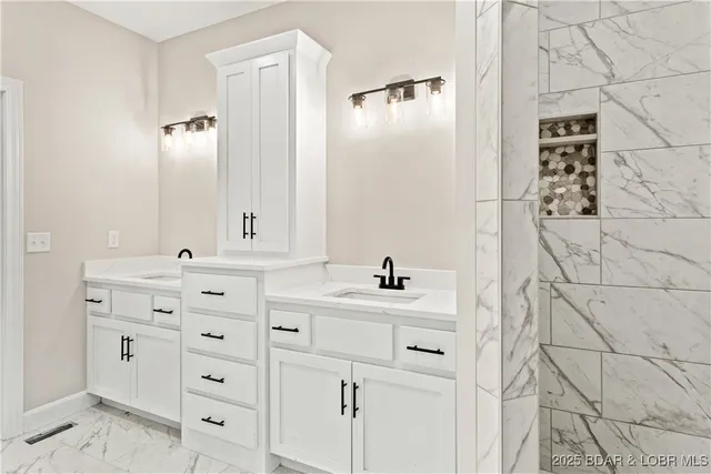 $875,000 | 77 Lakeway Lane, Climax Springs, MO 65324