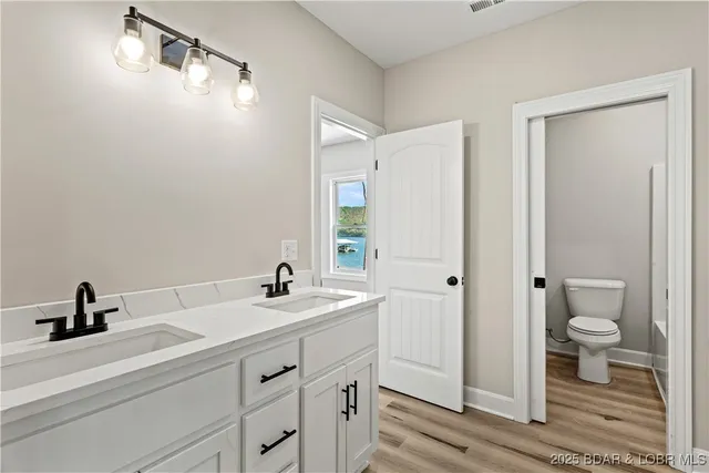 $875,000 | 77 Lakeway Lane, Climax Springs, MO 65324