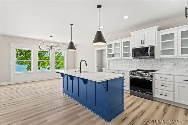 $875,000 | 77 Lakeway Lane, Climax Springs, MO 65324