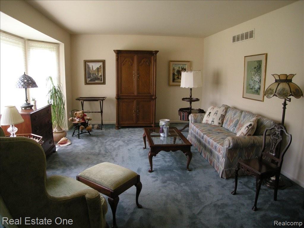 2146 Wayward Drive Rochester, MI 48309 - Photo 5 of 25 Living Room