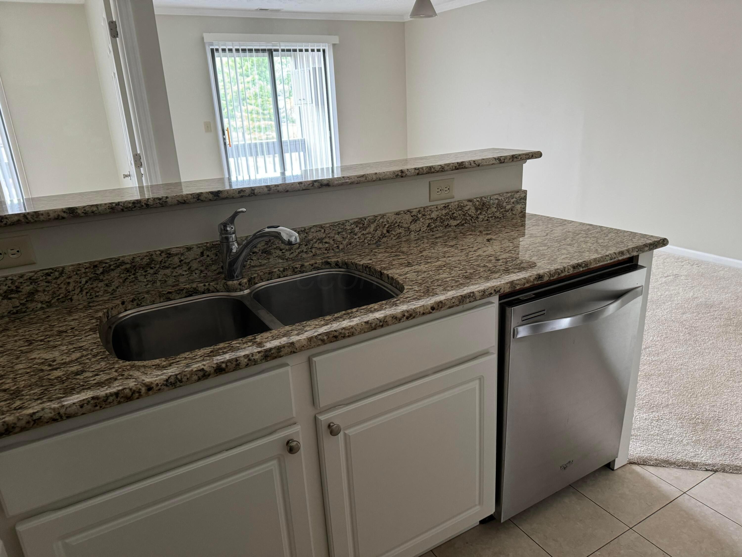 5340 Darlington Road, Unit F Columbus, OH 43220 - Photo 6 of 17 IMG_6976