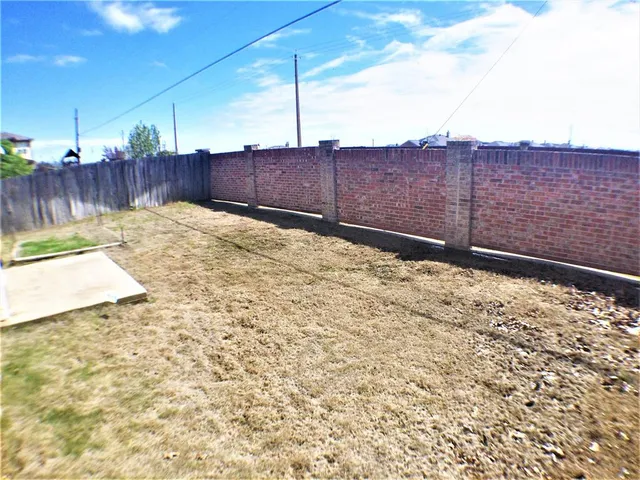 a view of a backyard