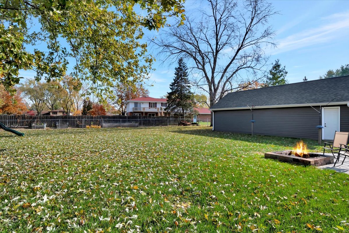 302 North Raven Road Shorewood, IL 60404 - Photo 25 of 26 a backyard of a house with lots of green space