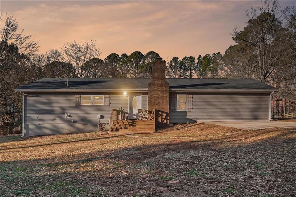 a view of a house with backyard