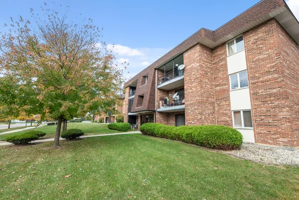 $179,900 | 9130 West 140th Street, Unit 2NW, Orland Park, IL 60462