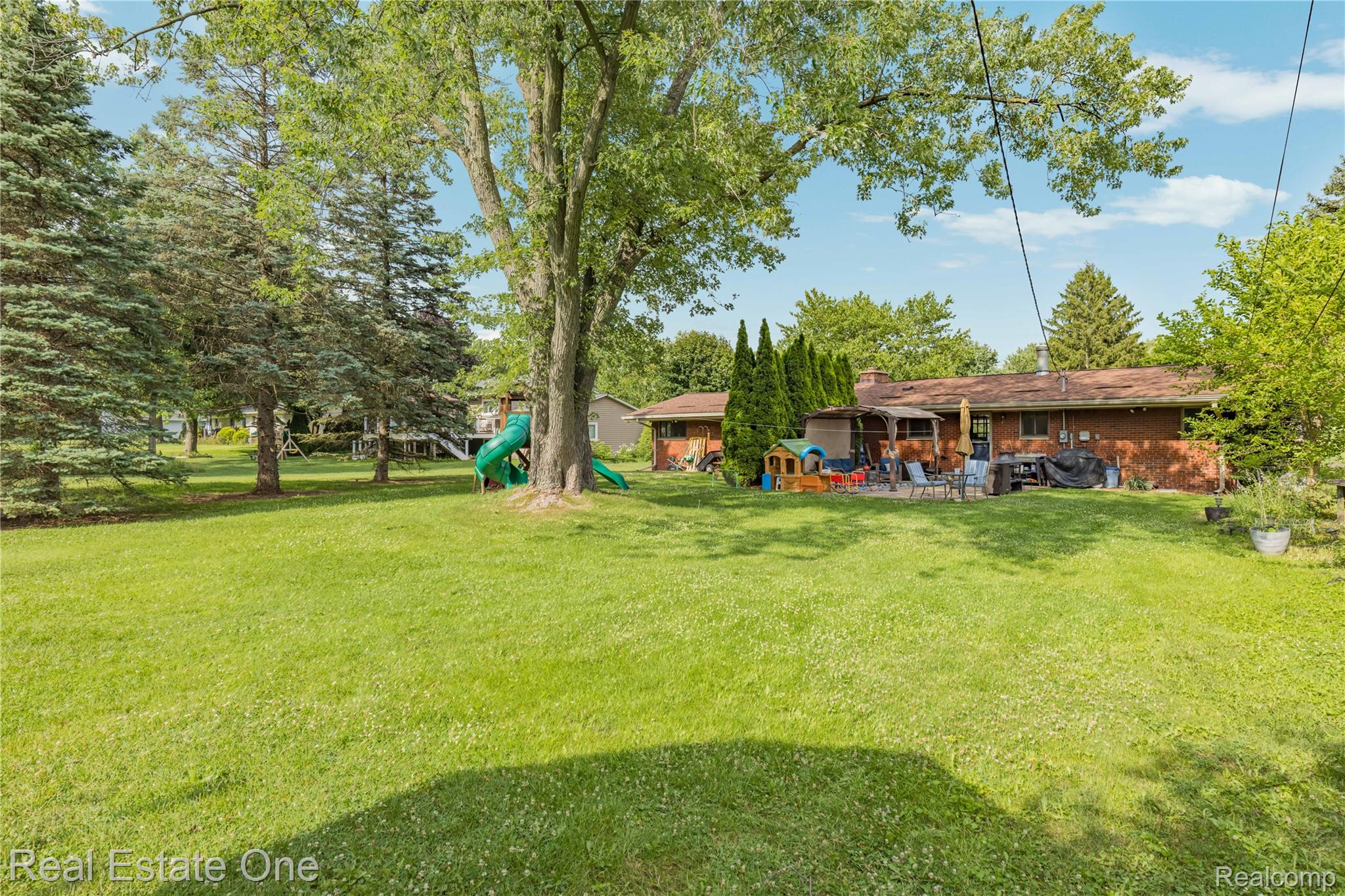 2810 Walbridge Drive Rochester, MI 48307 - Photo 45 of 58 Spacious rear yard featuring an expansive lawn, mature shade trees, and privacy landscaping