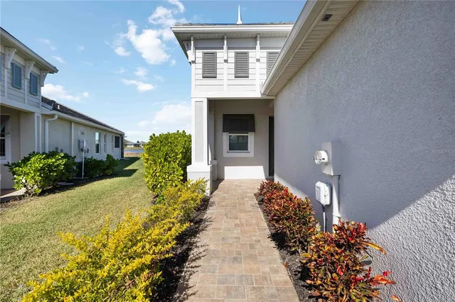 a entryway view with a fountain in the patio