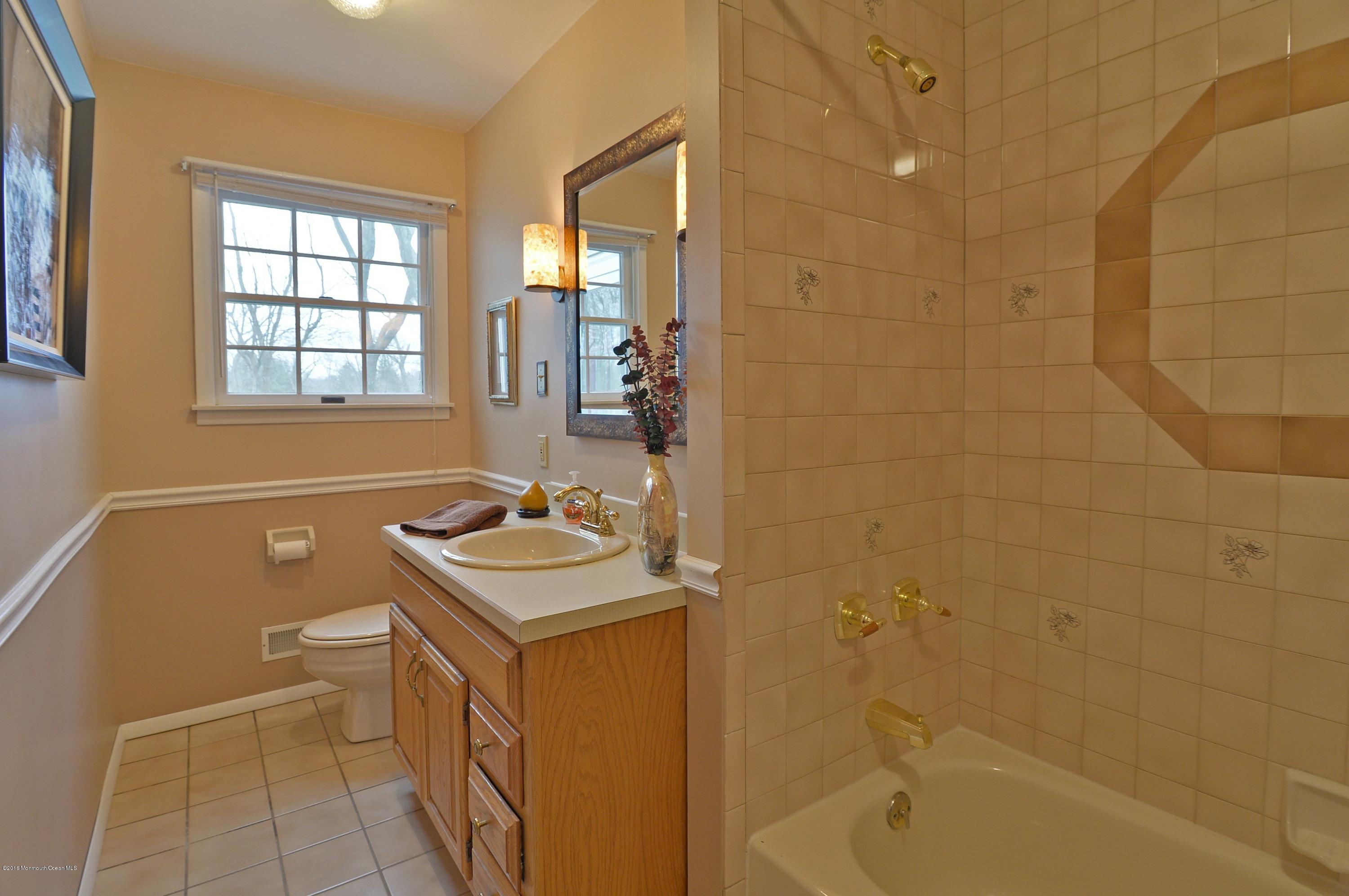 18 Chestnut Ridge Road Holmdel, NJ 07733 - Photo 19 of 24 Main Bath