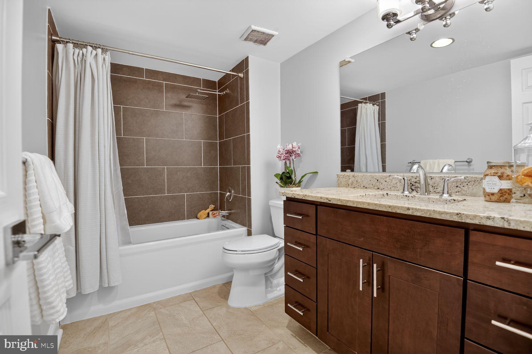 6101 Edsall Road, Unit 1606 Alexandria, VA 22304 - Photo 15 of 31 a bathroom with a sink a toilet and bathtub