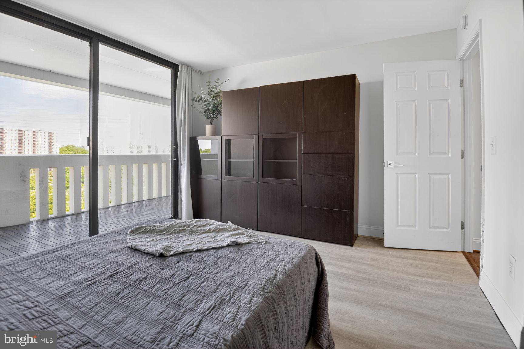 6101 Edsall Road, Unit 1606 Alexandria, VA 22304 - Photo 18 of 31 a bedroom with a bed and a large window