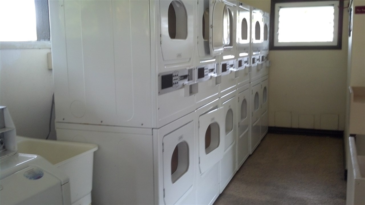 120 Hui F Road, Unit I6 Lahaina, HI 96761 - Photo 13 of 13 a bathroom with a sink and a mirror