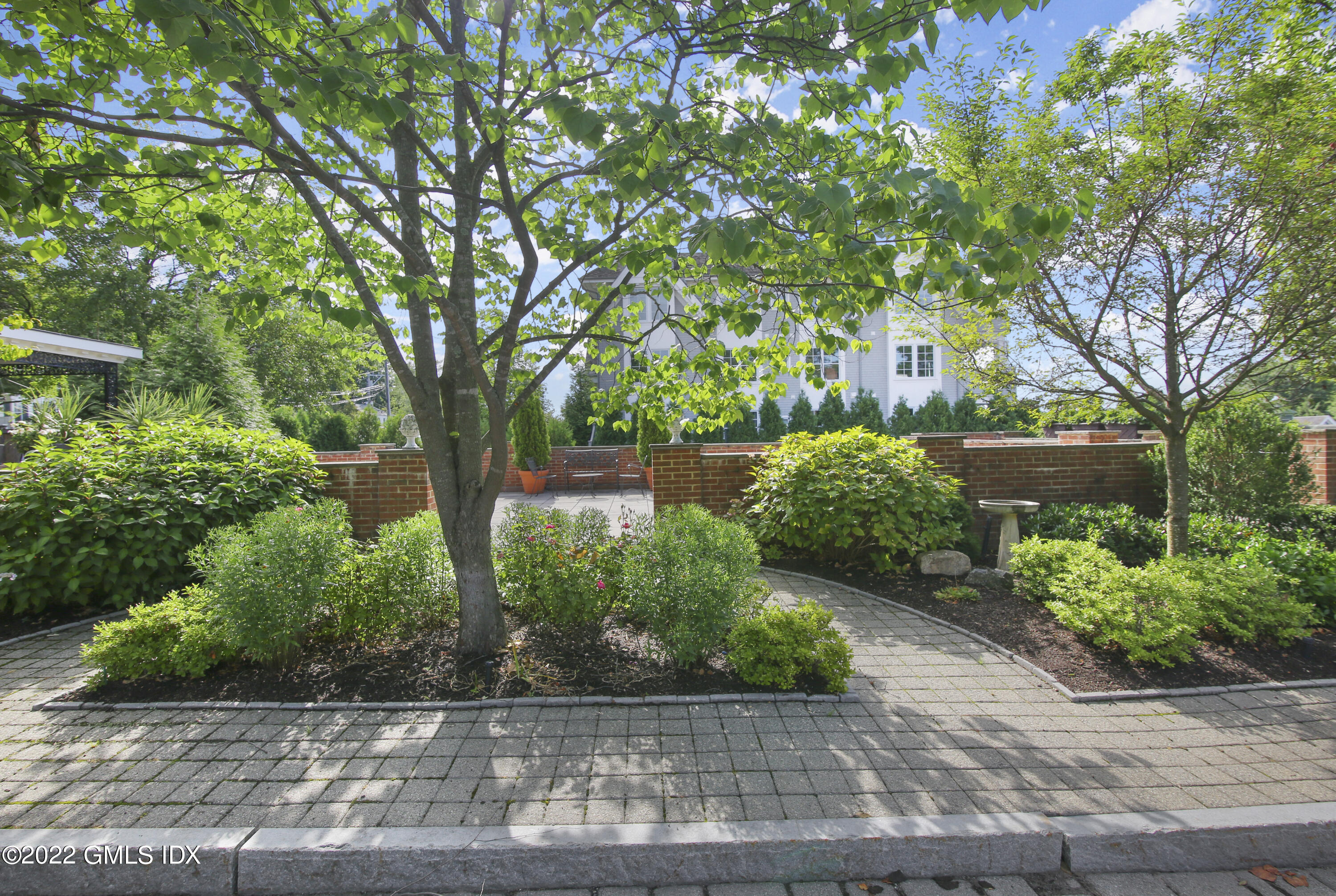 155 Field Point Road, Unit 2N Greenwich, CT 06830 - Photo 15 of 19 a view of a garden