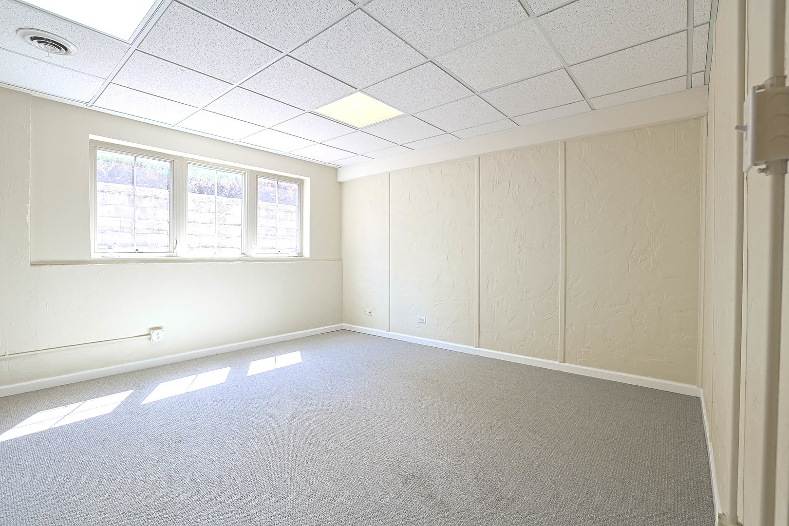3080 Wagner Road Aurora, IL 60502 - Photo 25 of 31 an empty room with a empty space and windows