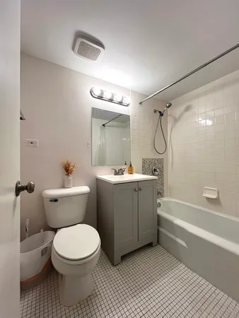 $2,050 | 703 Falcon Drive, Unit C102, Arlington Heights, IL 60005