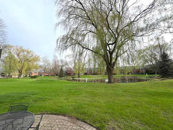 $2,050 | 703 Falcon Drive, Unit C102, Arlington Heights, IL 60005