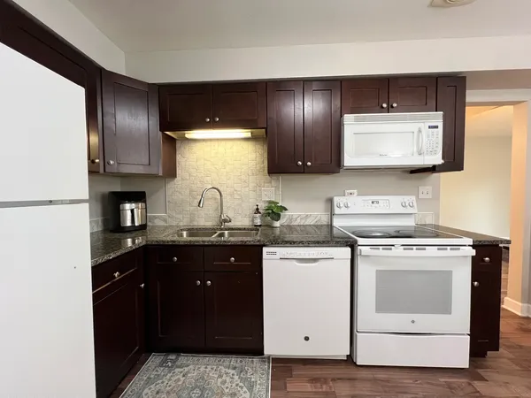 $2,050 | 703 Falcon Drive, Unit C102, Arlington Heights, IL 60005