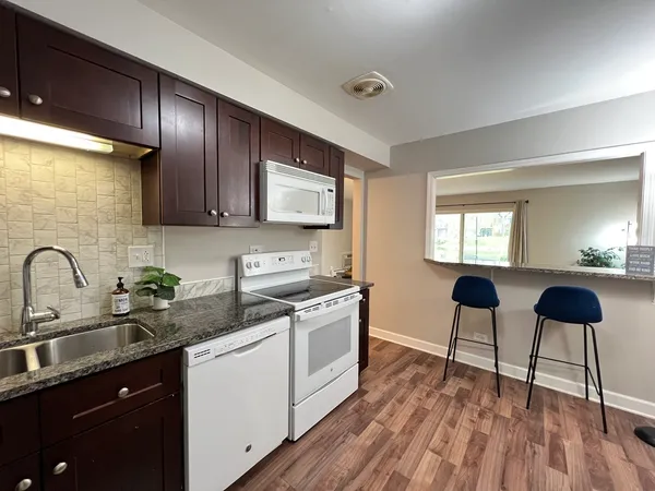 $2,050 | 703 Falcon Drive, Unit C102, Arlington Heights, IL 60005