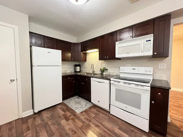 $2,050 | 703 Falcon Drive, Unit C102, Arlington Heights, IL 60005