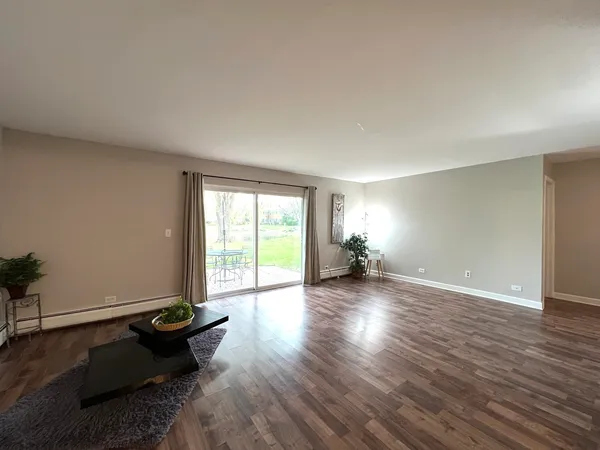 $2,050 | 703 Falcon Drive, Unit C102, Arlington Heights, IL 60005