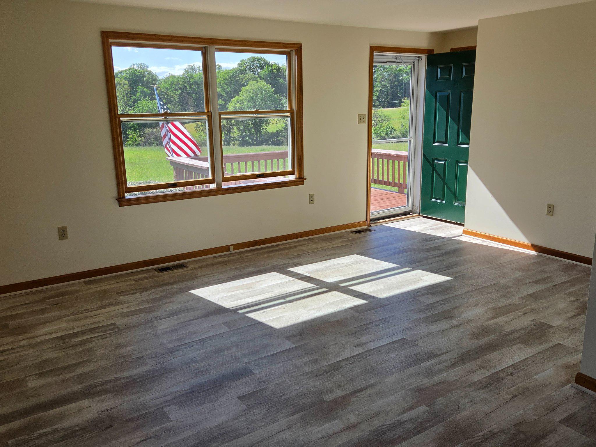 9471 Conde Road Marshall, VA 20115 - Photo 3 of 10 Bright and airy living room