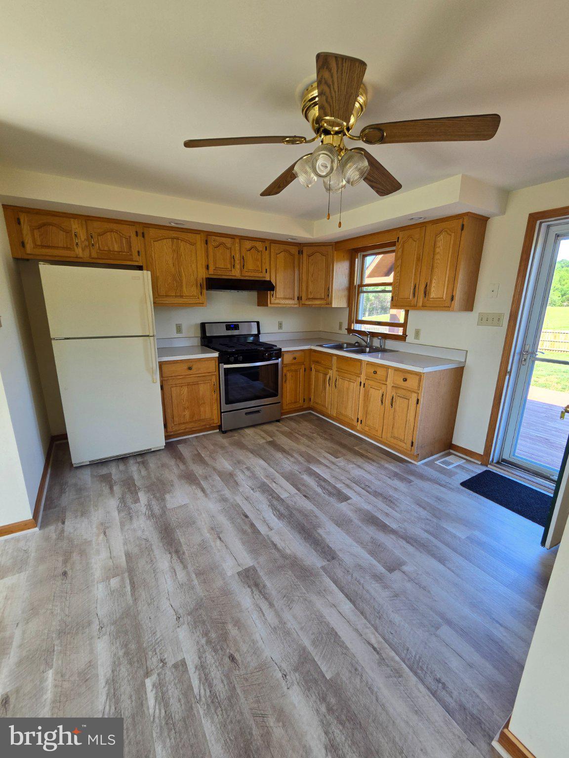 9471 Conde Road Marshall, VA 20115 - Photo 8 of 10 Bright and inviting kitchen space.