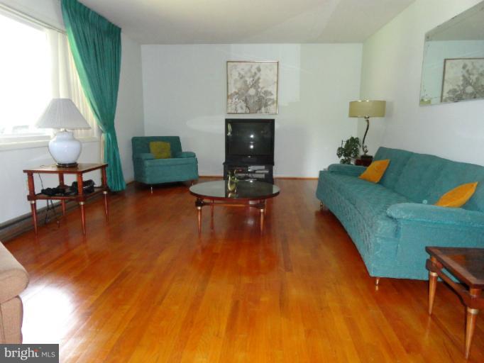 7825 Belgaro Road Laurel, MD 20723 - Photo 21 of 29 Living Room