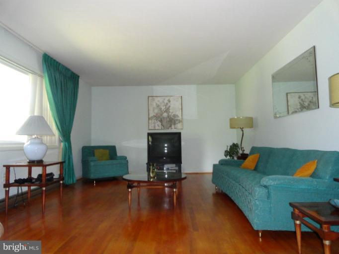 7825 Belgaro Road Laurel, MD 20723 - Photo 6 of 29 Living Room