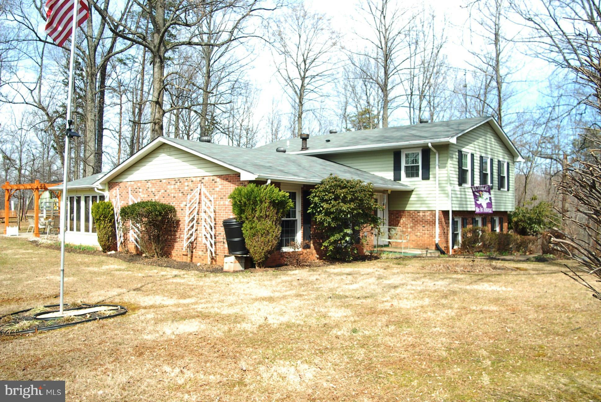 6208 Snow Mountain Road Broad Run, VA 20137 - Photo 2 of 29 side yard