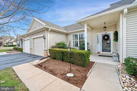 a view of a house with backyard