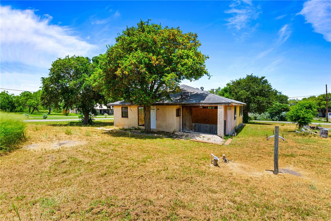 133 Lake Street Mathis, TX 78368 - Photo 3 of 17