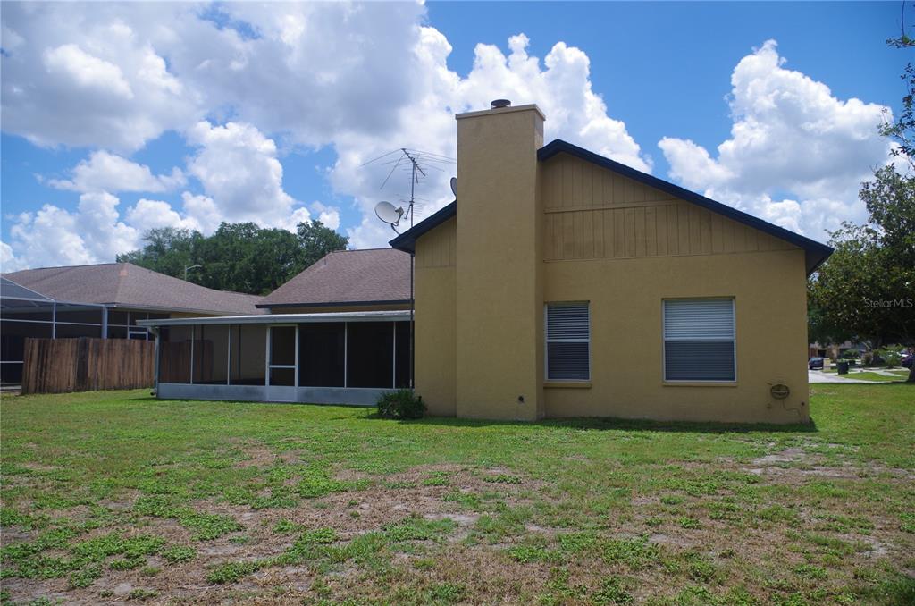 4207 Elba Place Valrico, FL 33596 - Photo 4 of 24 a backyard of a house with table and chairs
