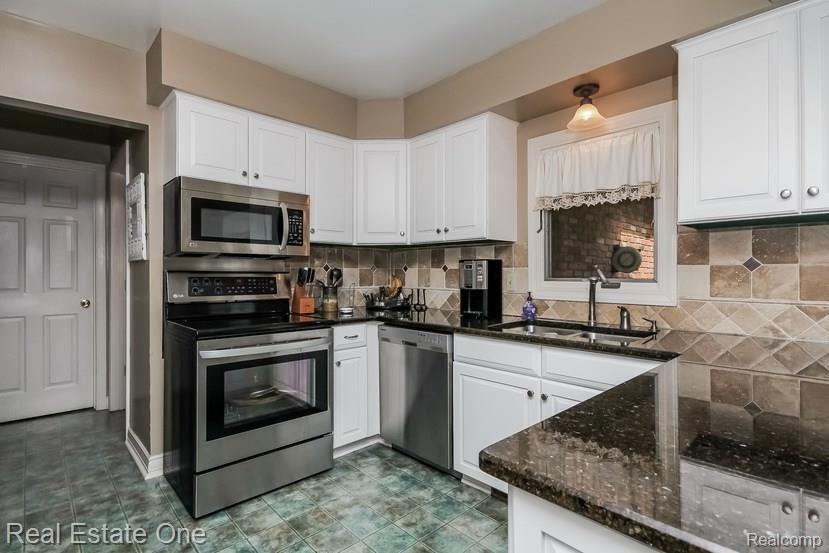 36245 West Lyman Road Farmington Hills, MI 48331 - Photo 8 of 38