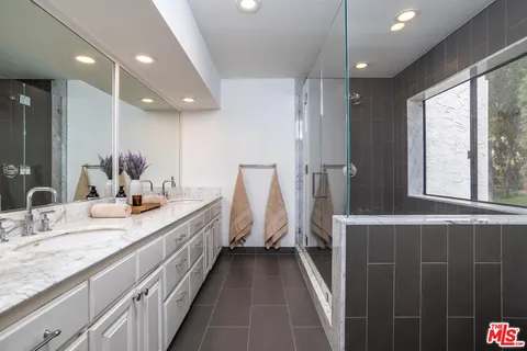 $1,200,000 | 11601 Montana Avenue, Unit PH7, Los Angeles, CA 90049