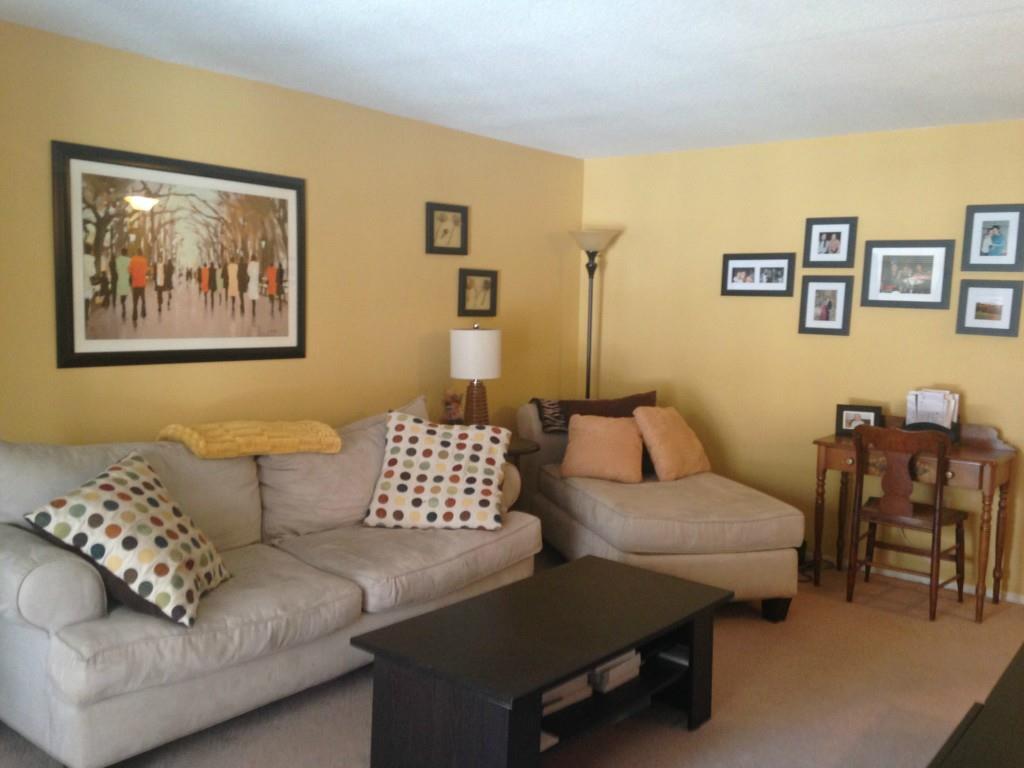 124 Heather Ridge, Unit 124 Shelton, CT 06484 - Photo 1 of 1 Living room