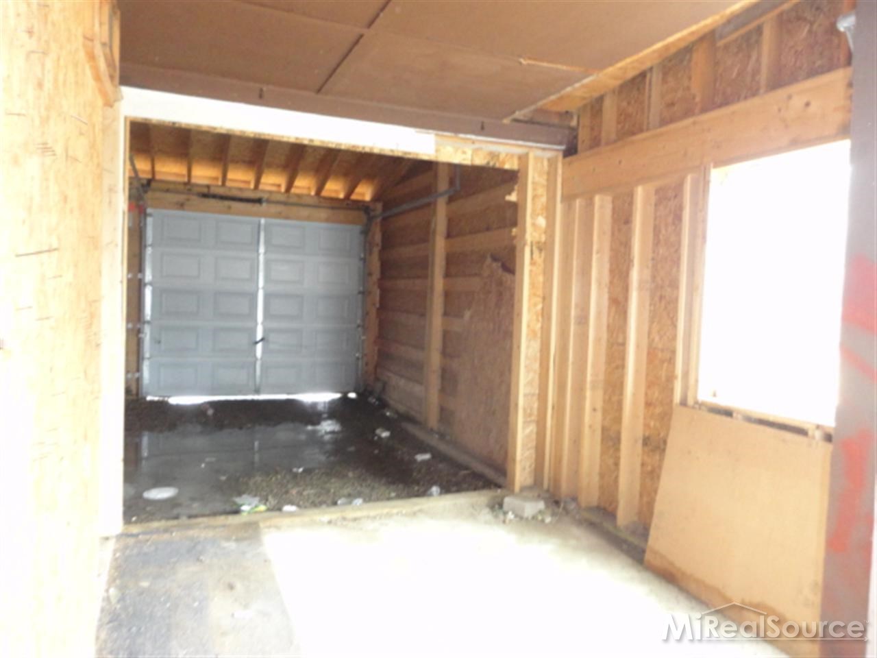 716 East Galbraith Line Road Yale, MI 48097 - Photo 4 of 25 31187163-3.JPG