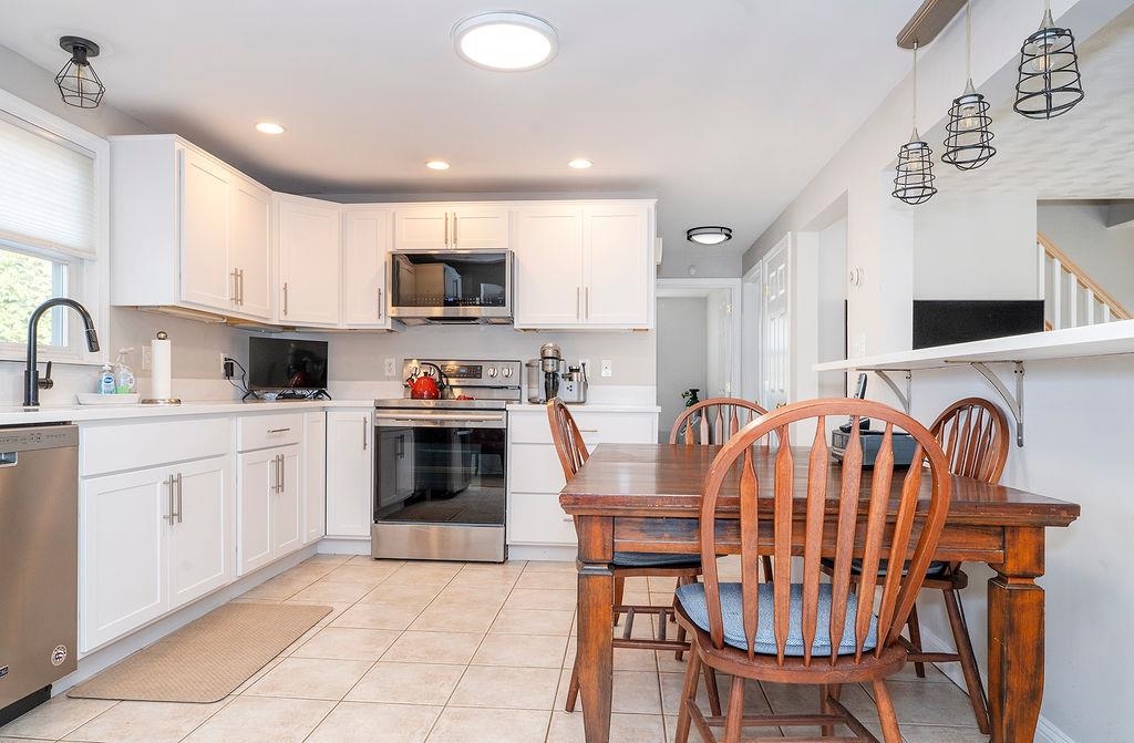 20 Colonial Drive Salem, NH 03079 - Photo 2 of 28