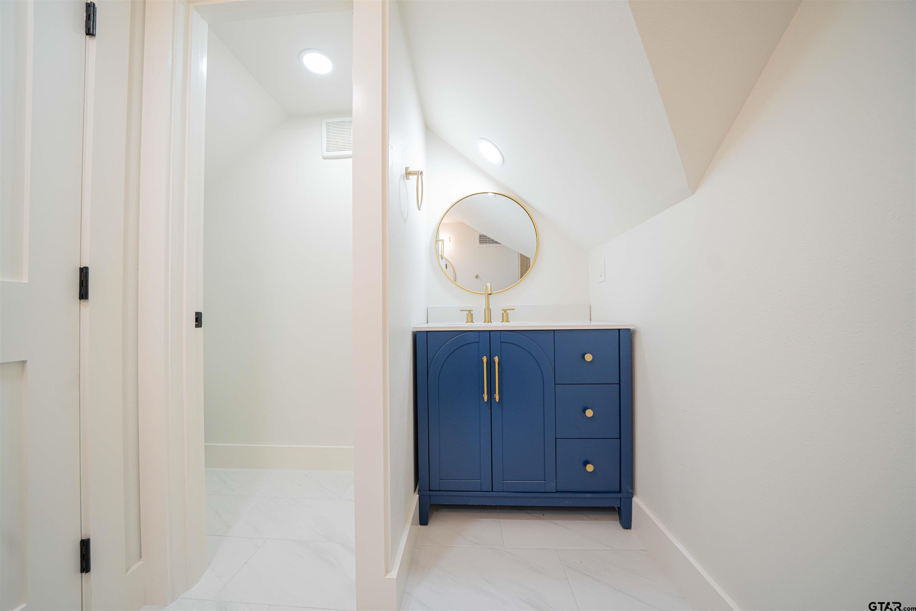 641 North Private Road Leesburg, TX 75451 - Photo 20 of 44 a view of a hallway with front door