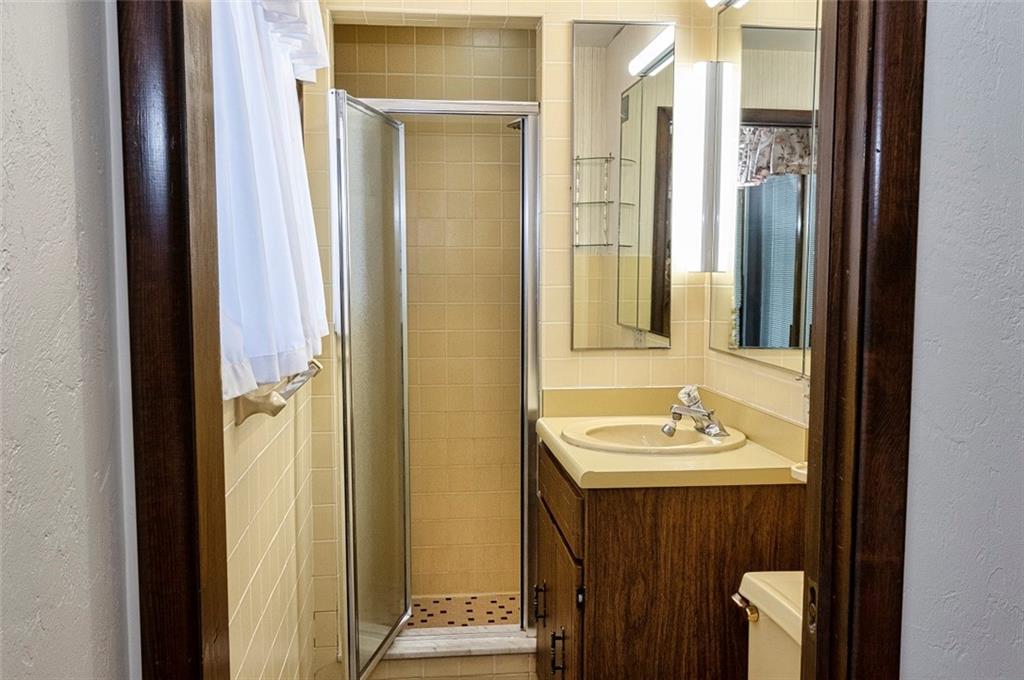 1050 Lagonda Road Washington, PA 15301 - Photo 13 of 25 a bathroom with a sink and a mirror