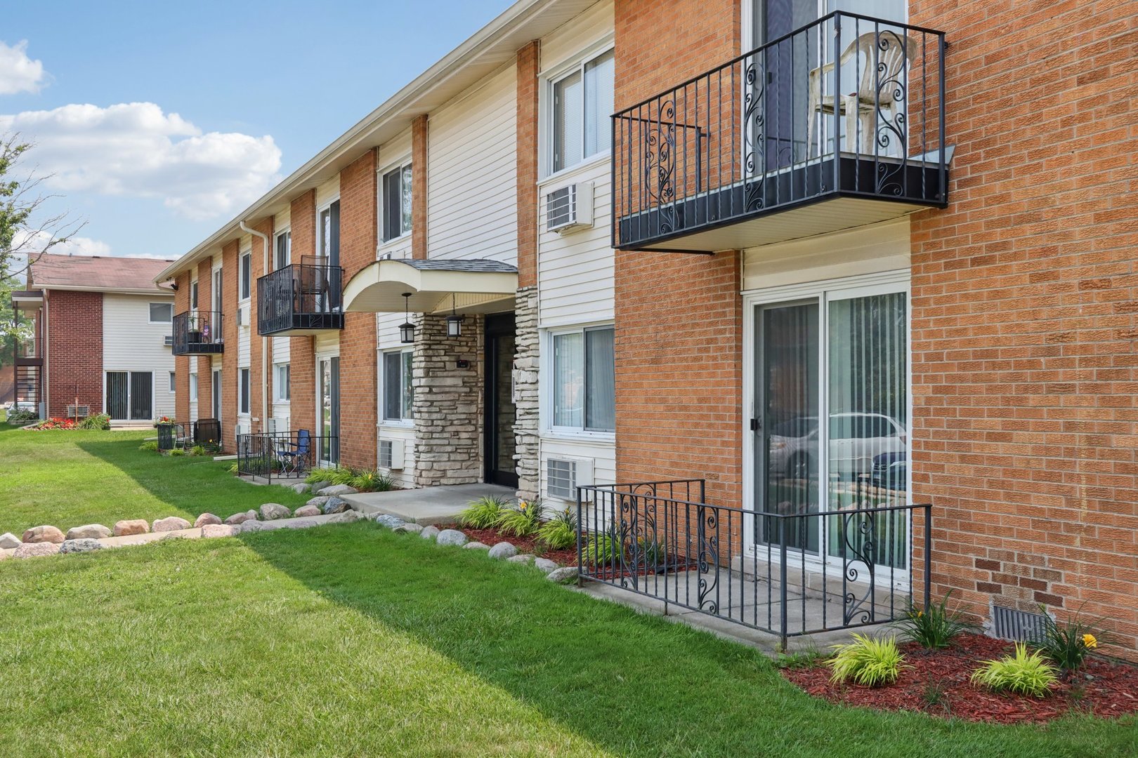 8916 Kenneth Drive, Unit 1E Des Plaines, IL 60016 - Photo 21 of 27 a front view of a house with a garden