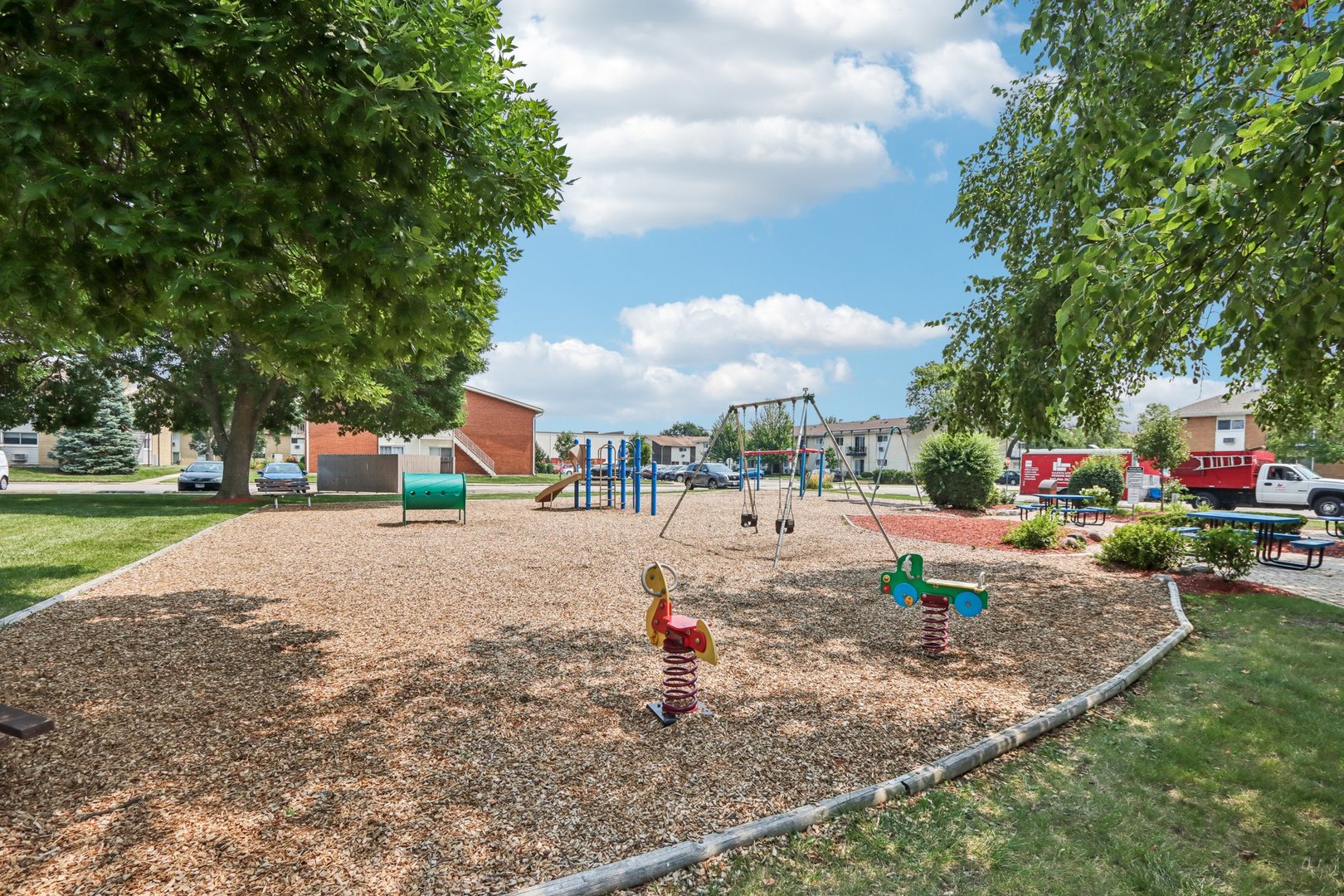 8916 Kenneth Drive, Unit 1E Des Plaines, IL 60016 - Photo 24 of 27 a park with lots of trees and buildings