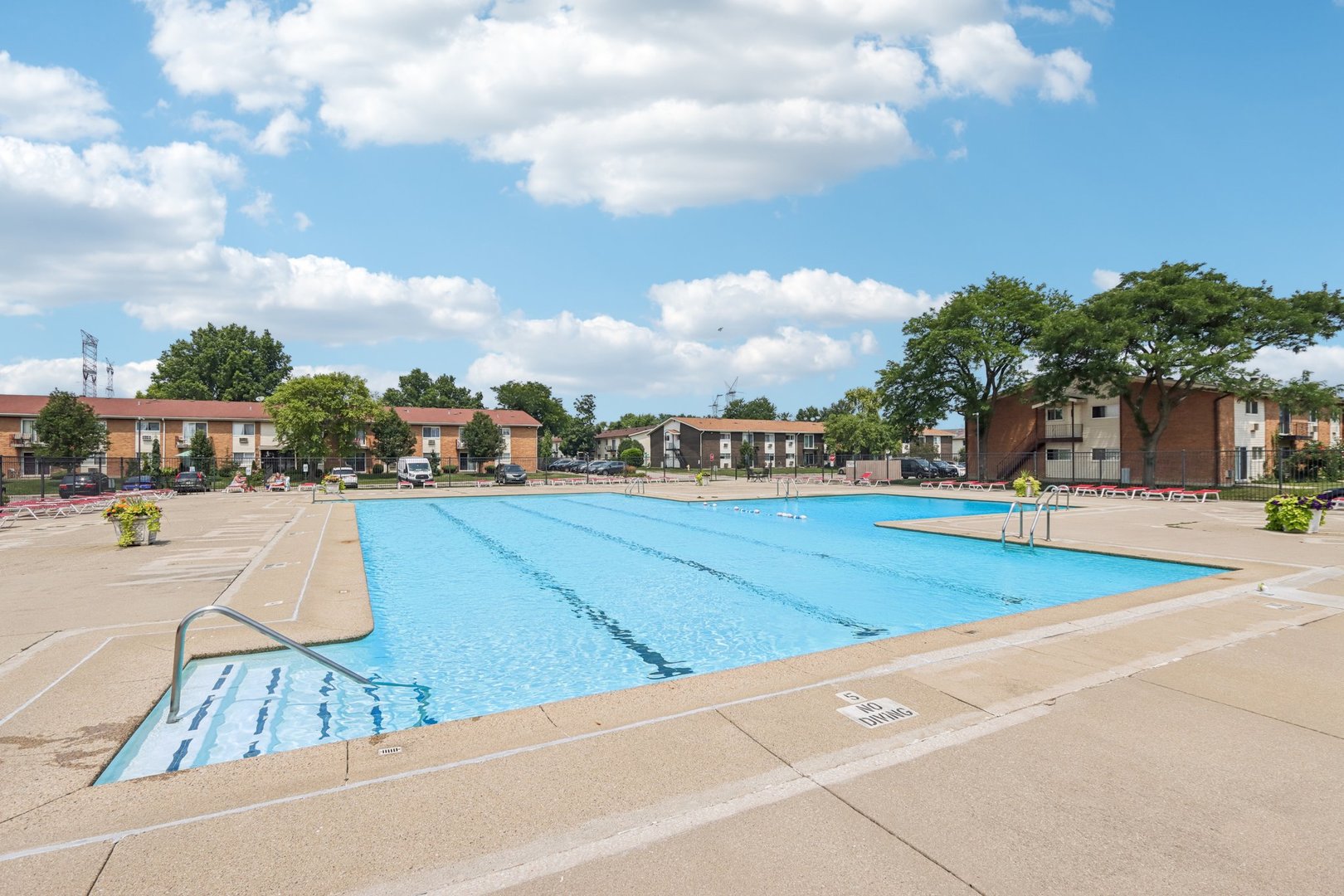 8916 Kenneth Drive, Unit 1E Des Plaines, IL 60016 - Photo 26 of 27 a view of a basket ball ground