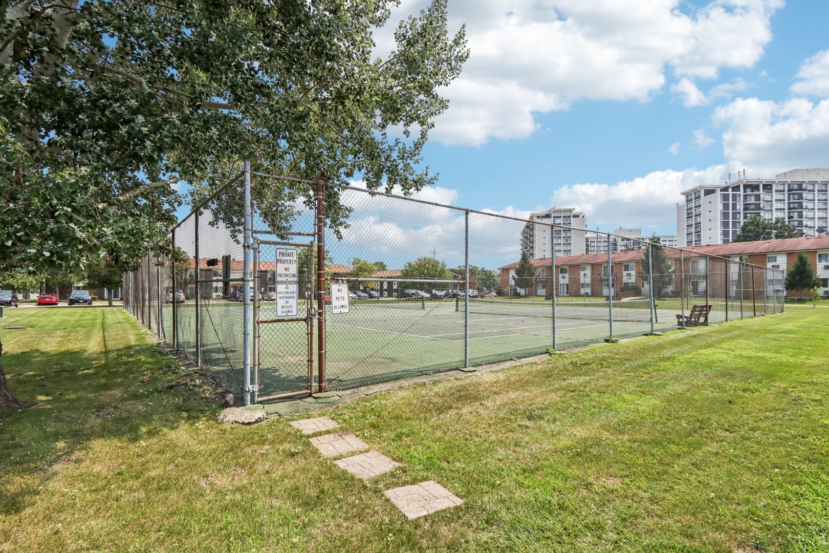 8916 Kenneth Drive, Unit 1E Des Plaines, IL 60016 - Photo 27 of 27 a view of a garden