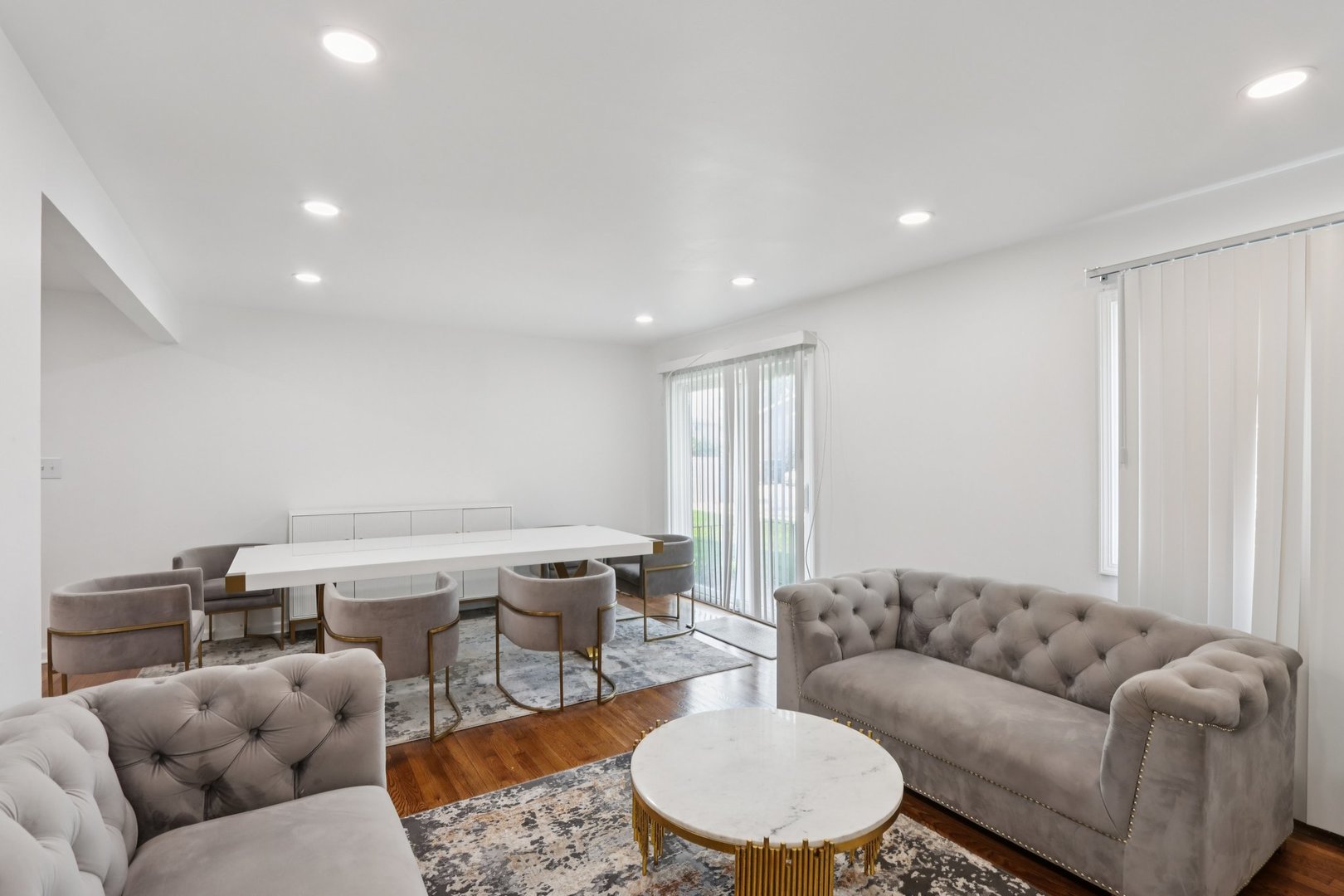 8916 Kenneth Drive, Unit 1E Des Plaines, IL 60016 - Photo 5 of 27 a living room with furniture