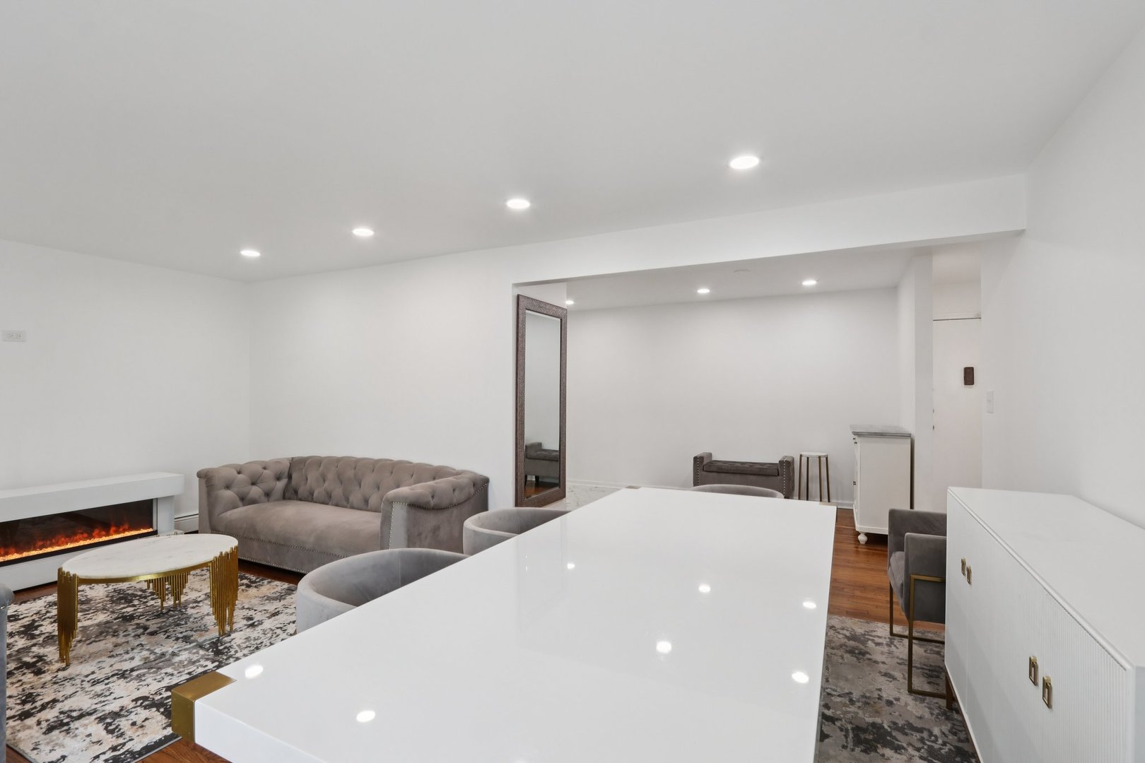 8916 Kenneth Drive, Unit 1E Des Plaines, IL 60016 - Photo 7 of 27 a living room with furniture and a couch