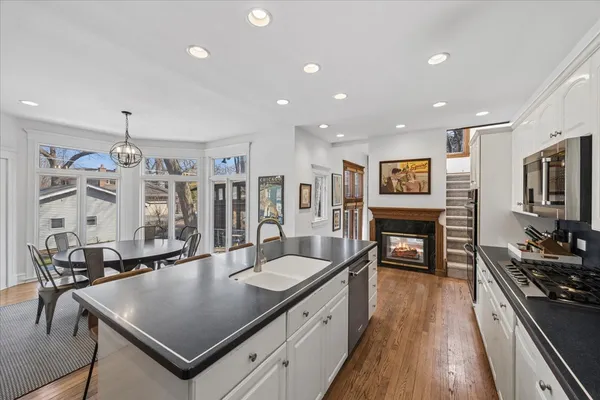 $1,425,000 | 530 North East Avenue, Oak Park, IL 60302