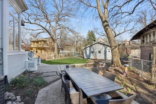 $1,425,000 | 530 North East Avenue, Oak Park, IL 60302