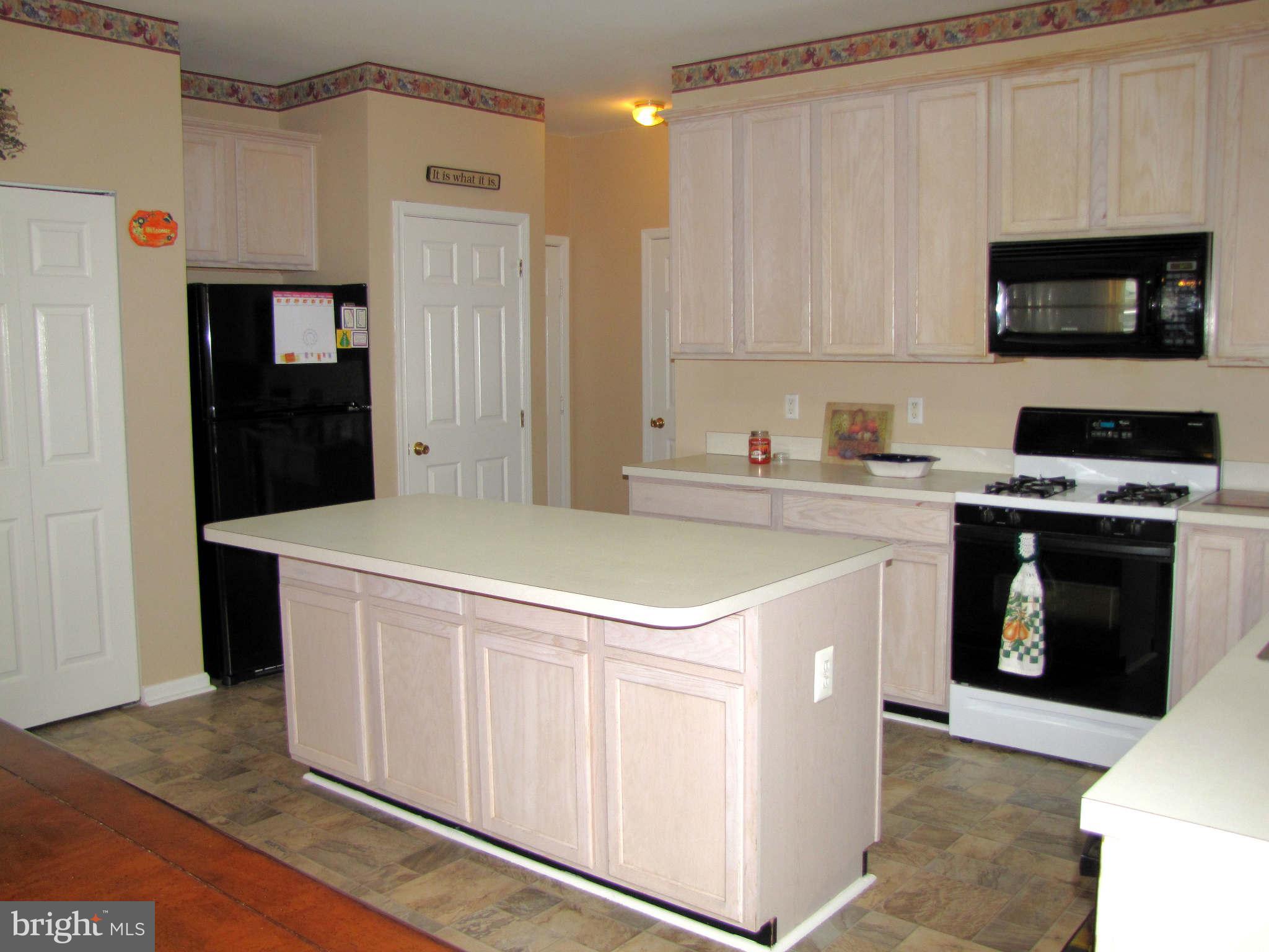 8202 Meadowfield Way Laurel, MD 20708 - Photo 8 of 29 Kitchen