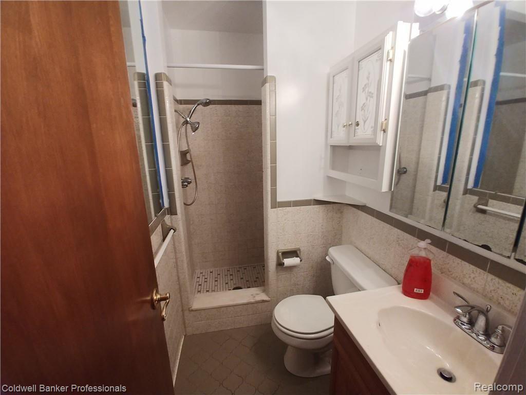 2506 Fish Lake Road Lapeer, MI 48446 - Photo 11 of 16 2506 BATHROOM #2.jpg
