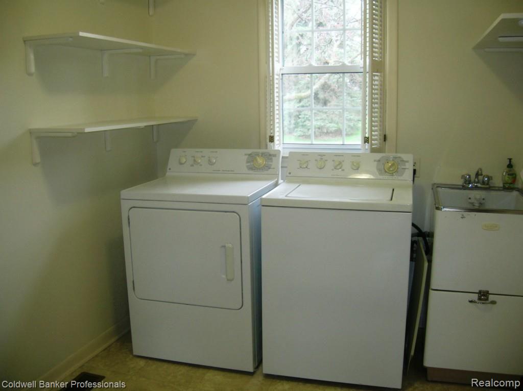 1081 Alter Road Bloomfield Hills, MI 48304 - Photo 15 of 30 11 - First Floor Laundry.jpg